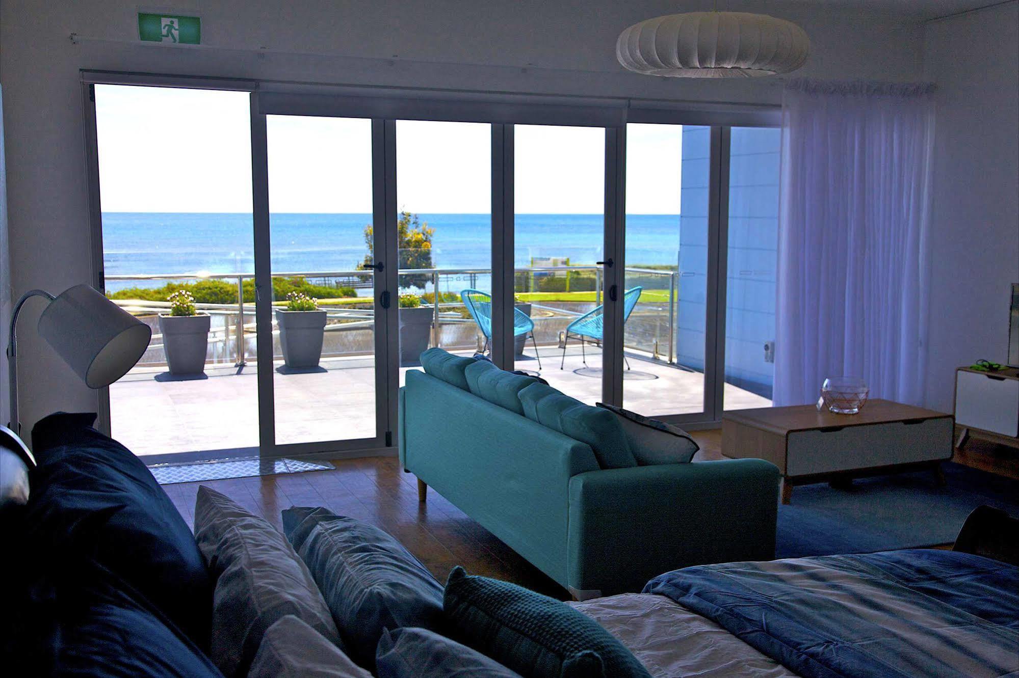 Penguin Beachfront Apartments Exteriör bild